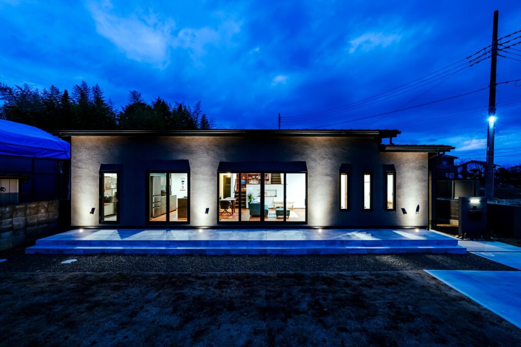 視線が交わる中二階ワークスペースと造作家具のある平屋