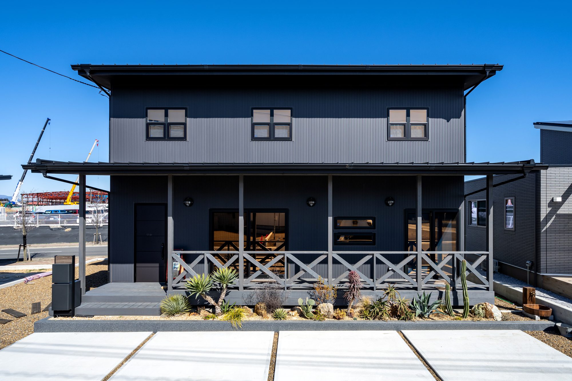 前橋市江木町に建てた黒いガルバリウム外壁のモデルハウス外観
