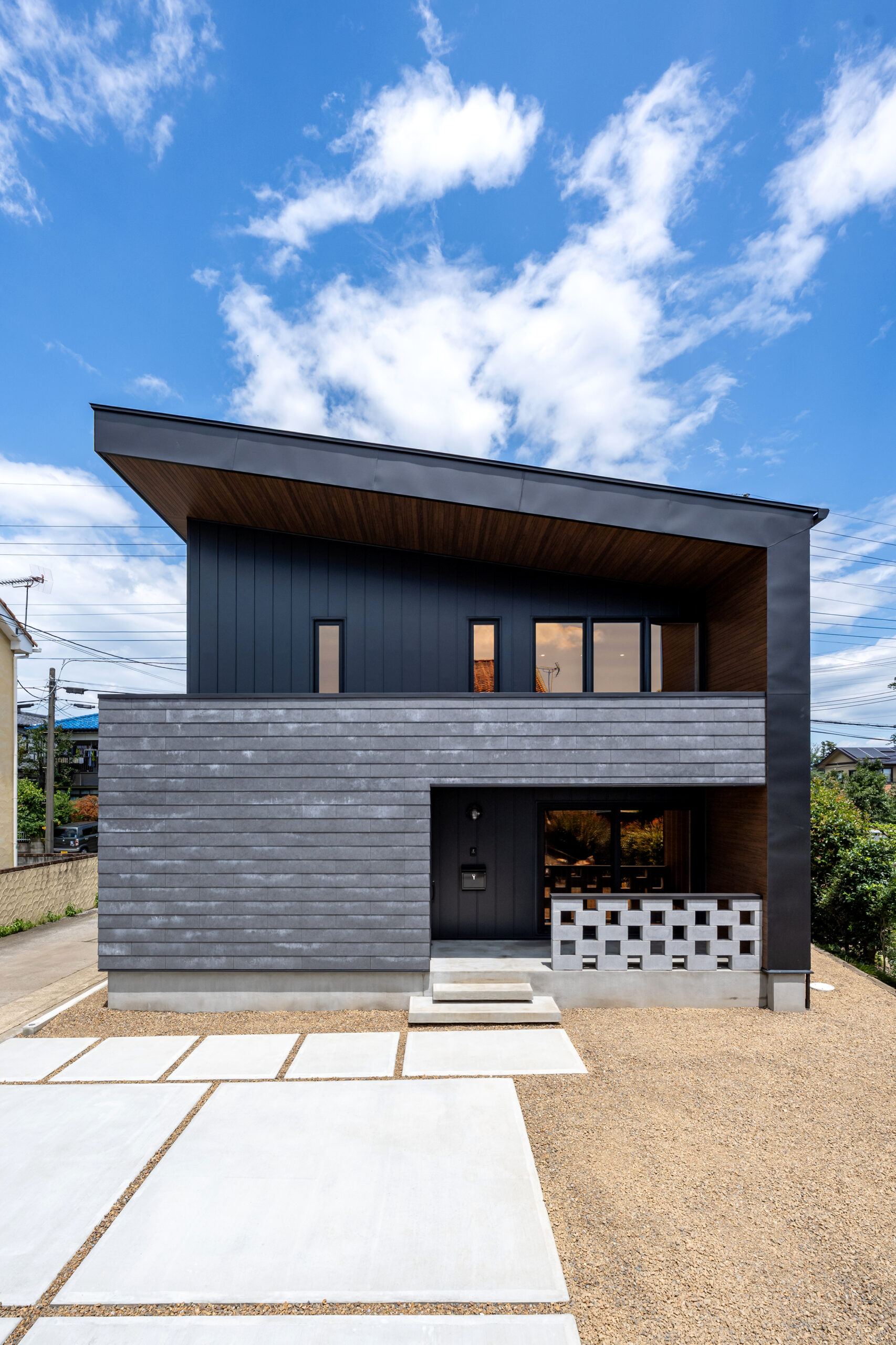 吉岡町の家 外観ヒーロー画像(深い軒と透かしブロックが特徴の新築住宅)